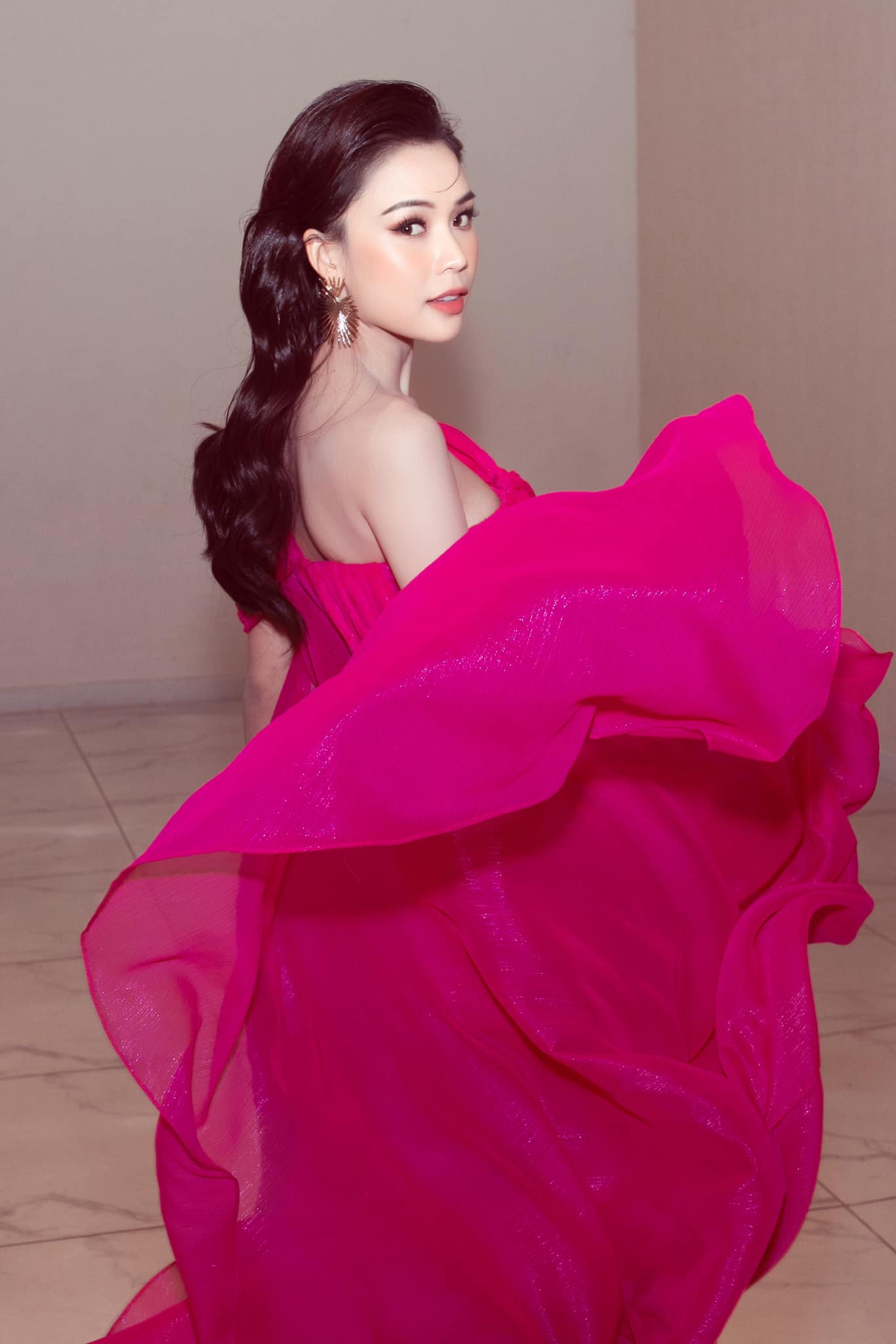 "Hot girl Việt sở hữu tài sản 50 tỷ" lộ bụng dưới với chiếc váy mỏng như không khí - 3