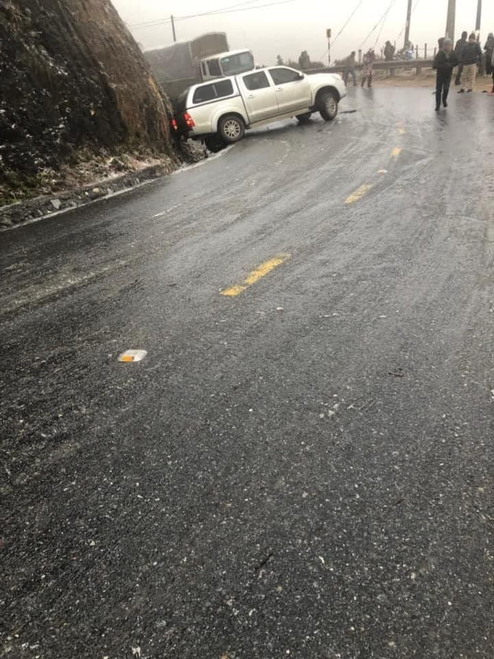 Băng tuyết khiến hàng loạt xe trượt bánh, va vào vách đá trên đường lên Sa Pa - 3