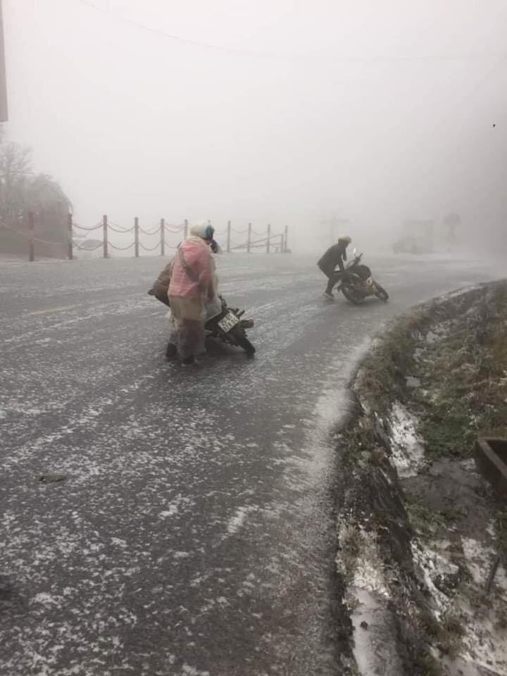 Băng tuyết khiến hàng loạt xe trượt bánh, va vào vách đá trên đường lên Sa Pa - 4