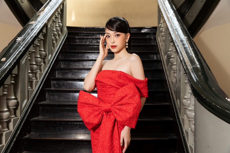 Lệ Quyên diện đầm đỏ rực, kim cương lấp lánh trên thảm đỏ thời trang "Hừng Đông" - 4