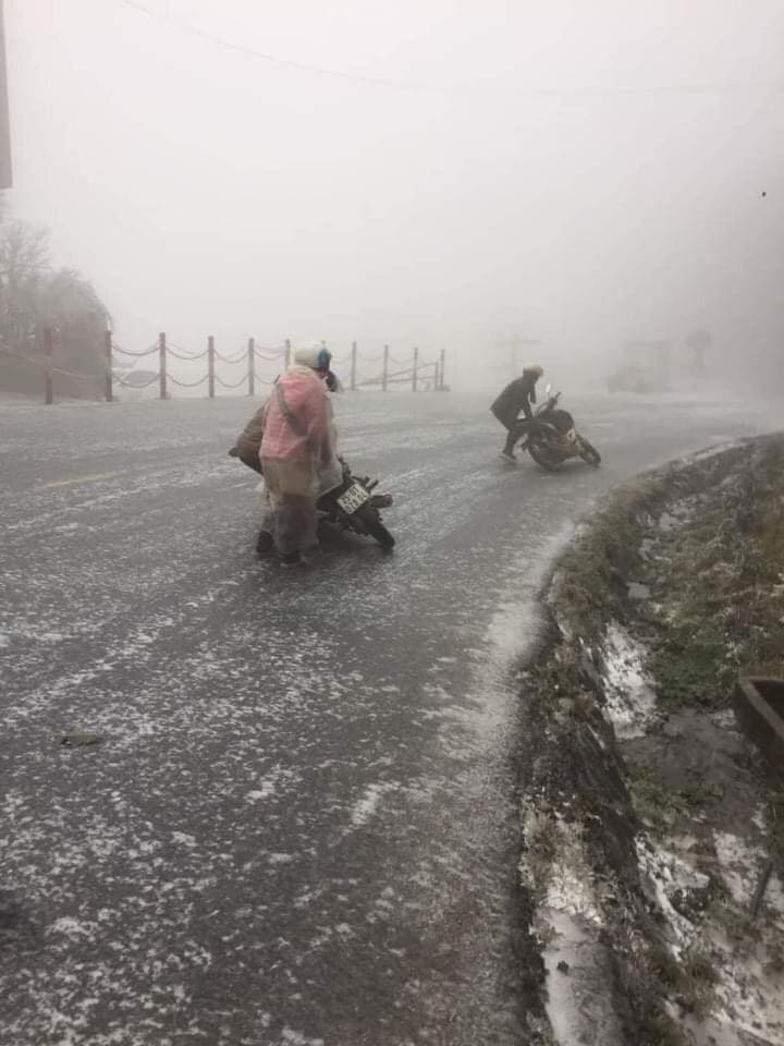 Ảnh: Tuyết rơi phủ trắng Y Tý và Sa Pa, ngỡ như lạc bước ở trời Âu - 10