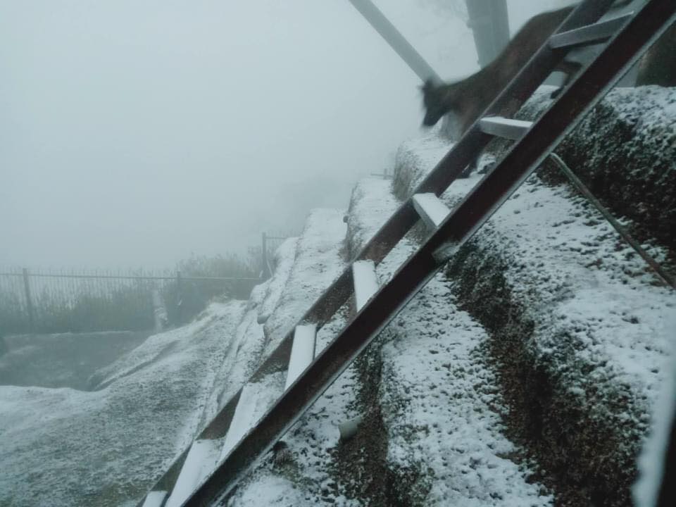 Ảnh: Tuyết rơi phủ trắng Y Tý và Sa Pa, ngỡ như lạc bước ở trời Âu - 11