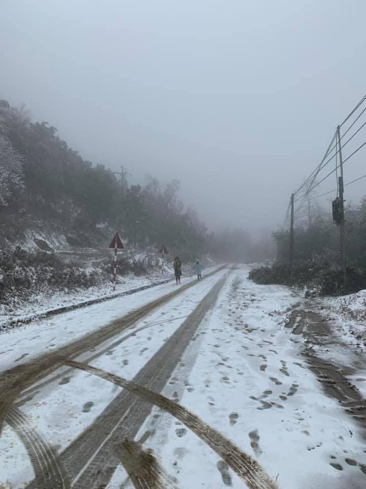 Ảnh: Tuyết rơi phủ trắng Y Tý và Sa Pa, ngỡ như lạc bước ở trời Âu - 9