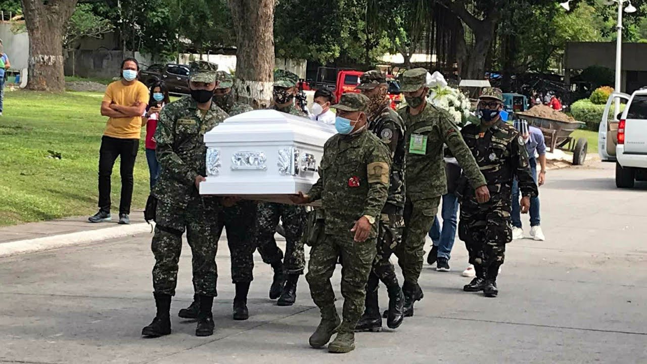Nữ tiếp viên Philippines xinh đẹp tử vong: Quân đội có mặt trong tang lễ làm gì? - 1