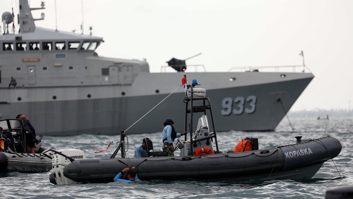 Indonesia: Ngừng tìm kiếm hộp đen máy bay chở 62 người đâm xuống biển - 1