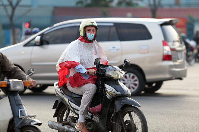 Nhiệt độ giảm còn 19 độ C, người Sài Gòn mặc áo ấm nhưng vẫn co ro trên đường vì lạnh - 10