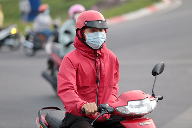 Nhiệt độ giảm còn 19 độ C, người Sài Gòn mặc áo ấm nhưng vẫn co ro trên đường vì lạnh - 4