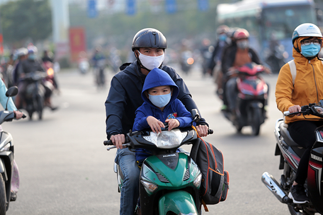 Nhiệt độ giảm còn 19 độ C, người Sài Gòn mặc áo ấm nhưng vẫn co ro trên đường vì lạnh - 6