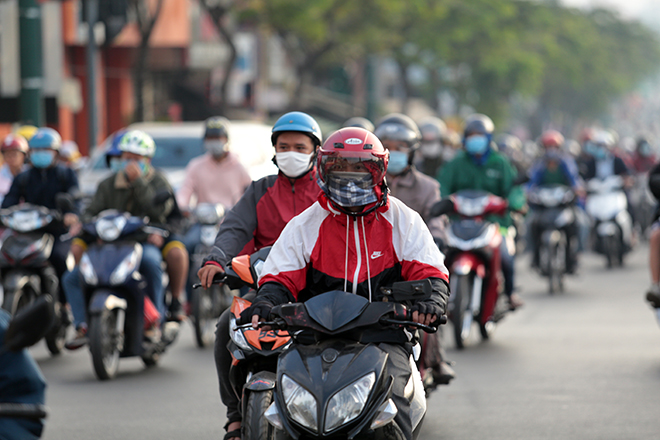 Nhiệt độ giảm còn 19 độ C, người Sài Gòn mặc áo ấm nhưng vẫn co ro trên đường vì lạnh - 8