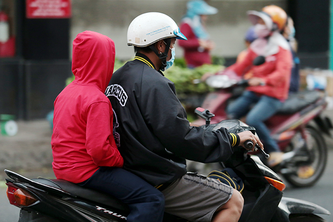 Nhiệt độ giảm còn 19 độ C, người Sài Gòn mặc áo ấm nhưng vẫn co ro trên đường vì lạnh - 9