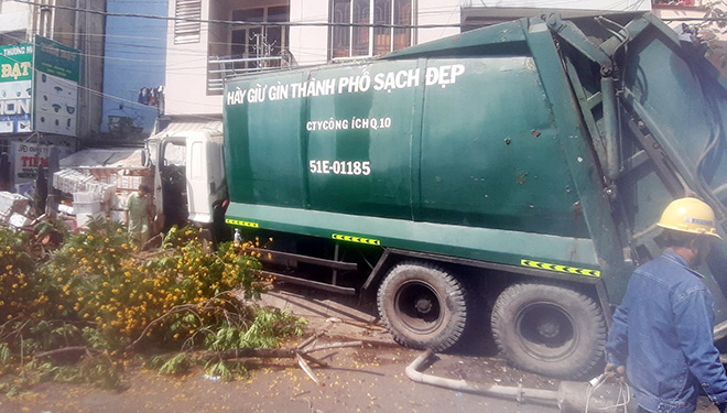 Tài xế xe chở rác gào thét “xe mất thắng” khi đang đổ dốc cầu ở Sài Gòn - 5