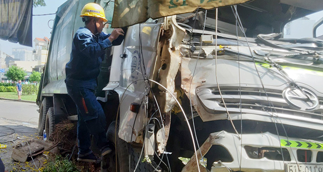 Tài xế xe chở rác gào thét “xe mất thắng” khi đang đổ dốc cầu ở Sài Gòn - 2