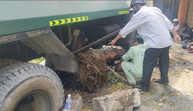 Tài xế xe chở rác gào thét “xe mất thắng” khi đang đổ dốc cầu ở Sài Gòn - 4