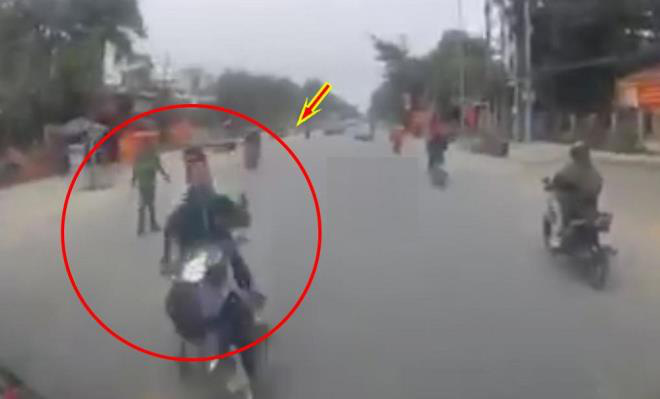 Định thông chốt công an, 2 thanh niên đi xe máy lao thẳng vào đầu xe tải - 1
