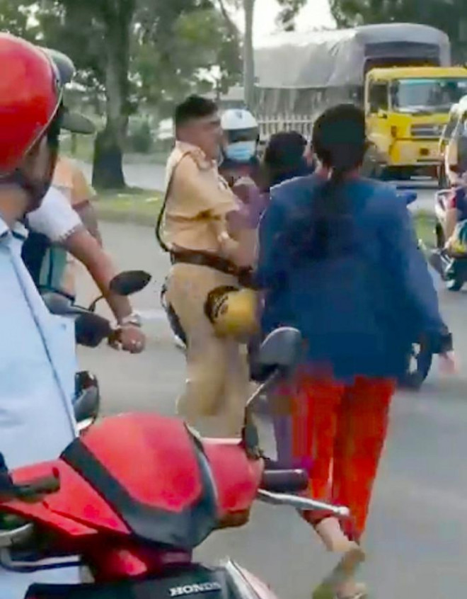 Báo động người vi phạm giao thông tấn công CSGT - 2