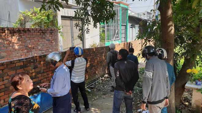 Cận cảnh đàn khỉ hơn 10 con trước khi bị bắn thuốc mê - 9