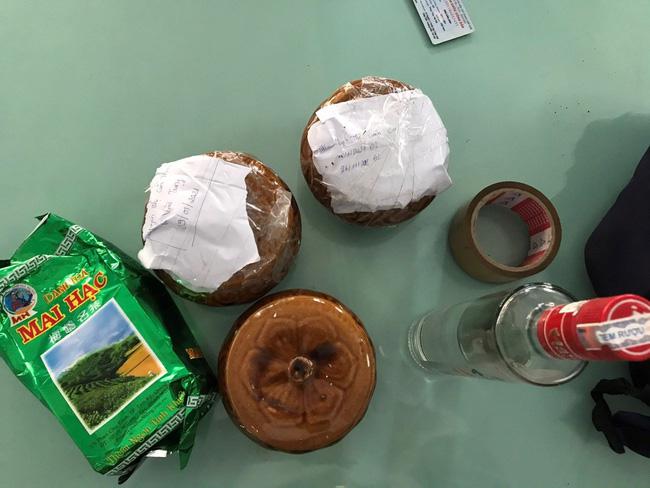 Hai hũ gốm nghi đựng tro cốt bị bỏ quên tại quán ăn ven đường - 2