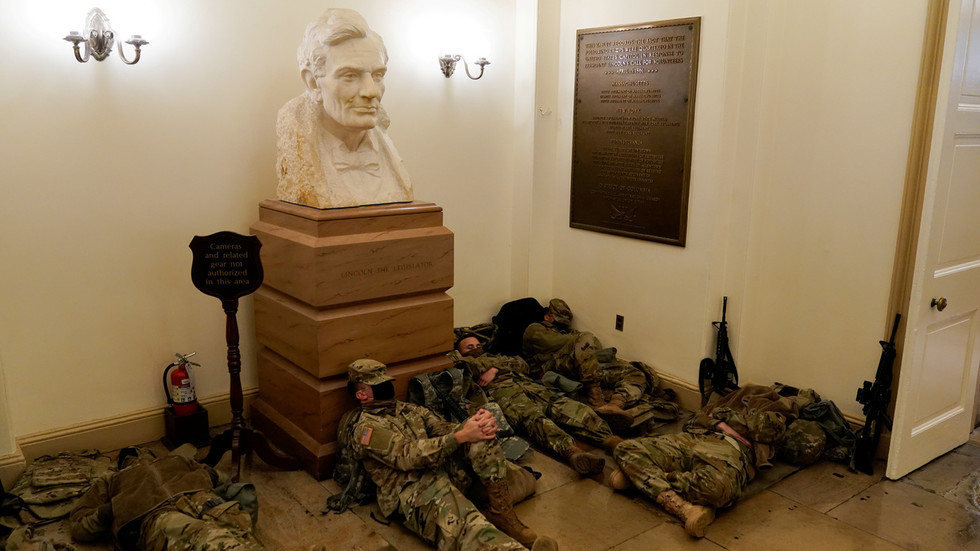 Tòa nhà Quốc hội Mỹ biến thành căn cứ quân sự, binh sĩ ngủ ở mọi nơi - 1