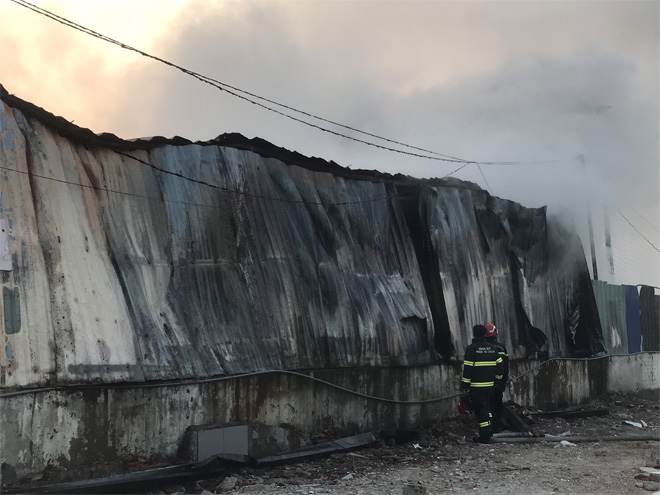 Chủ đại lý xe máy gào khóc khi chứng kiến hàng trăm xe bị cháy trơ khung - 5