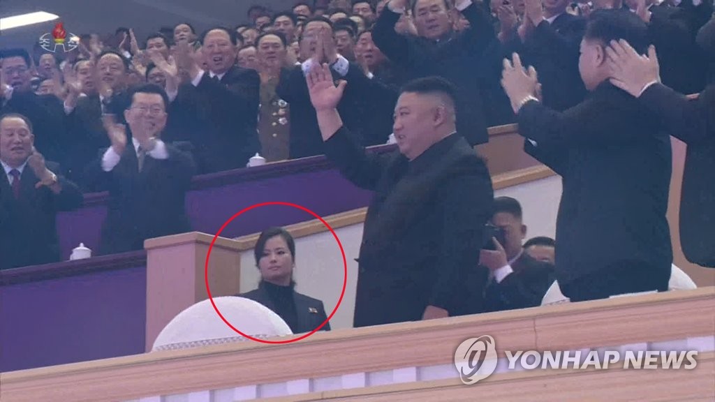 &#34;Bóng hồng&#34; xuất hiện phía sau ông Kim Jong Un khi Đại hội đảng kết thúc là ai? - 1