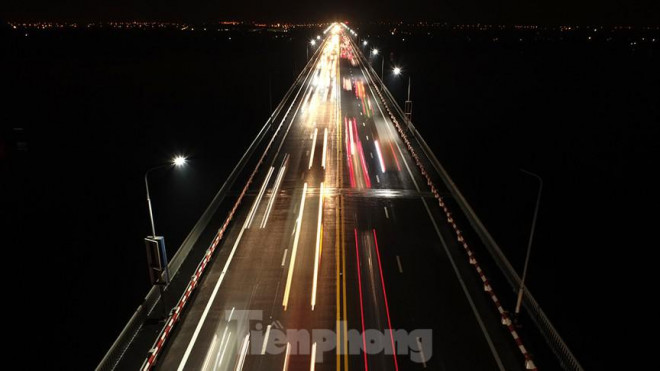 Ngắm cầu Thăng Long lung linh trong màn đêm - 3