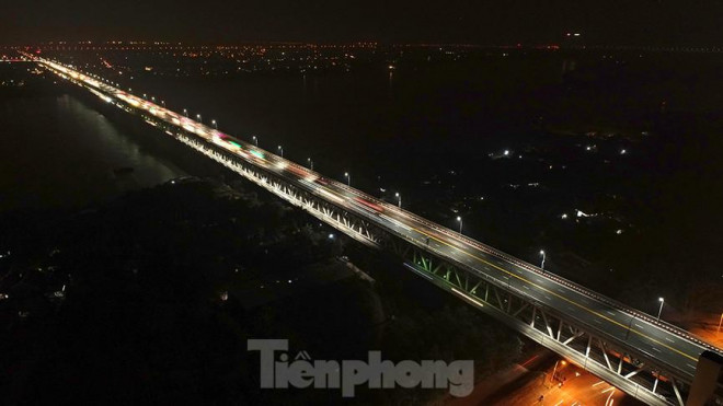 Ngắm cầu Thăng Long lung linh trong màn đêm - 5