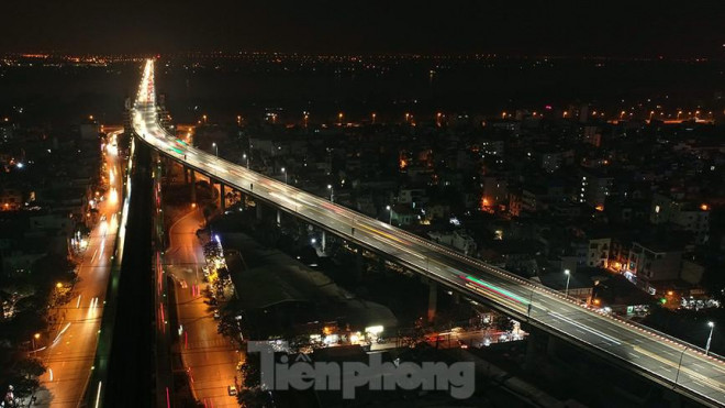 Ngắm cầu Thăng Long lung linh trong màn đêm - 2