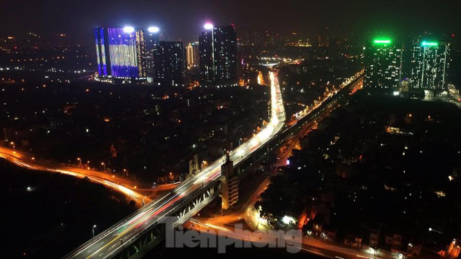 Ngắm cầu Thăng Long lung linh trong màn đêm - 6