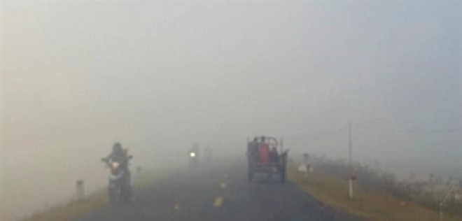 Sương mù dày đặc, người dân Đắk Lắk bật đèn 'dò dẫm' giữa ban ngày - 2