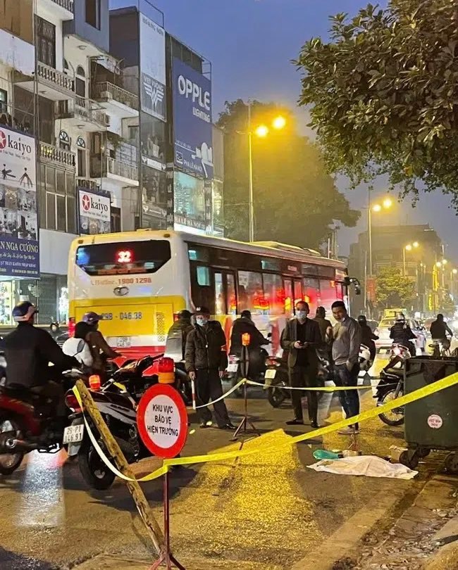 Hà Nội: Kinh hoàng phát hiện thai nhi trong túi đen bị ô tô cán qua - 3