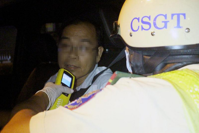 Thanh niên có cồn tự lao vào chốt CSGT nói: “Em chạy từ tốn“ - 2