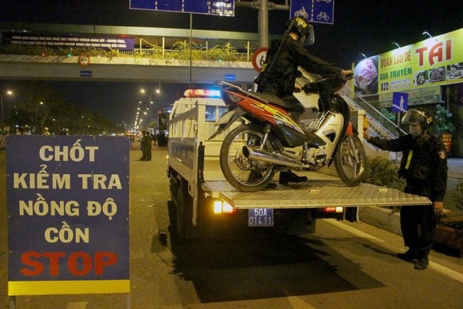 Thanh niên có cồn tự lao vào chốt CSGT nói: “Em chạy từ tốn“ - 4