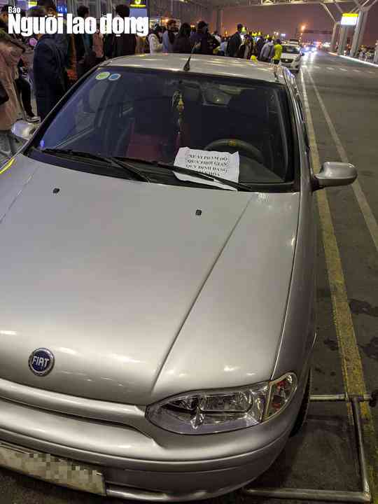 Thanh niên phi thẳng xe máy lên tầng 3 sảnh quốc tế ở sân bay Nội Bài - 3