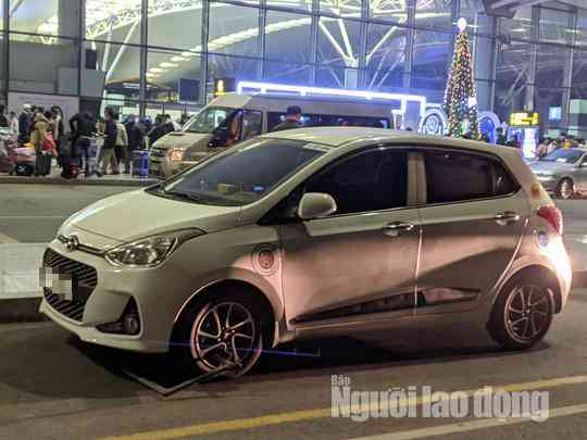 Thanh niên phi thẳng xe máy lên tầng 3 sảnh quốc tế ở sân bay Nội Bài - 2