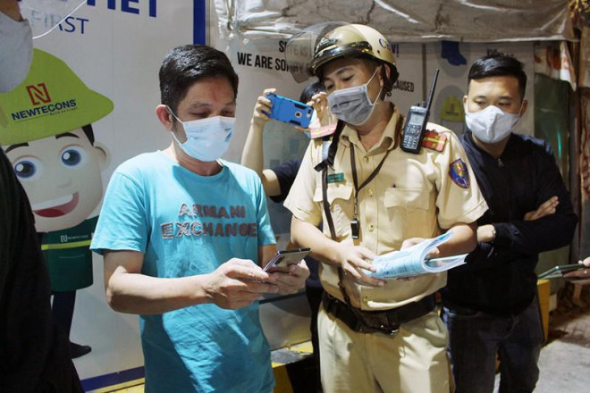 Bị CSGT phạt cồn, một luật sư ở TP.HCM đòi coi tem kiểm định - 3