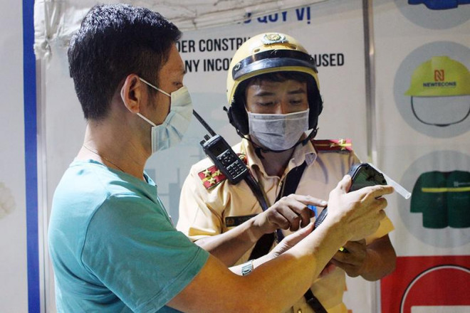 Bị CSGT phạt cồn, một luật sư ở TP.HCM đòi coi tem kiểm định - 2