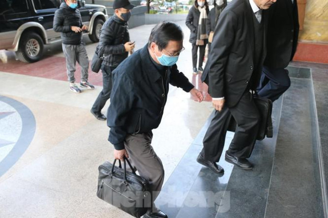 Ông Vũ Huy Hoàng được dìu đến tòa, xin được uống thuốc khi xét xử - 4