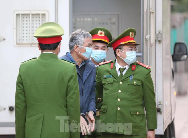 Ông Vũ Huy Hoàng được dìu đến tòa, xin được uống thuốc khi xét xử - 3