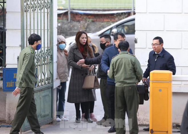 Ông Vũ Huy Hoàng được dìu đến tòa, xin được uống thuốc khi xét xử - 5