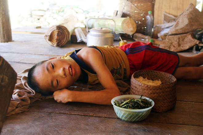 "Người cá" bên hồ thủy điện - 3