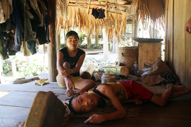 "Người cá" bên hồ thủy điện - 4