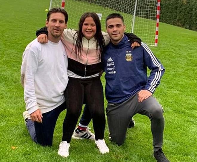 Sửng sốt Messi và em họ cùng ăn thẻ đỏ: Kẻ hổ thẹn, người vinh quang - 1