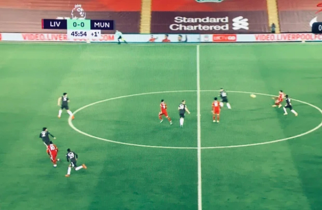 Tranh cãi MU được trọng tài "cứu thua": Fan Liverpool nổi giận, đòi "treo còi" - 1
