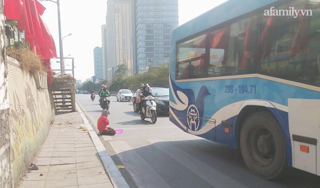 Hà Nội: Thót tim hình ảnh bé gái quỳ úp mặt giữa lòng đường bất chấp nguy hiểm - 1