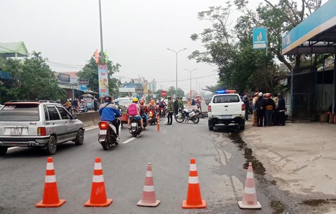 Xe máy cháy trơ khung sau va chạm, hai người bỏng nặng - 2