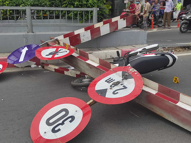 Xe tải húc thanh chắn giới hạn chiều cao đổ sập, đè nát đầu xe máy - 3