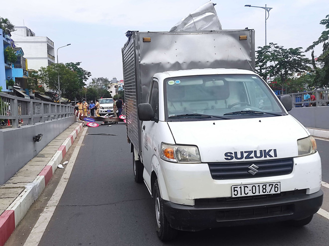 Xe tải húc thanh chắn giới hạn chiều cao đổ sập, đè nát đầu xe máy - 4
