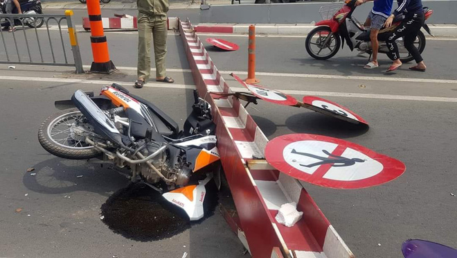 Xe tải húc thanh chắn giới hạn chiều cao đổ sập, đè nát đầu xe máy - 2