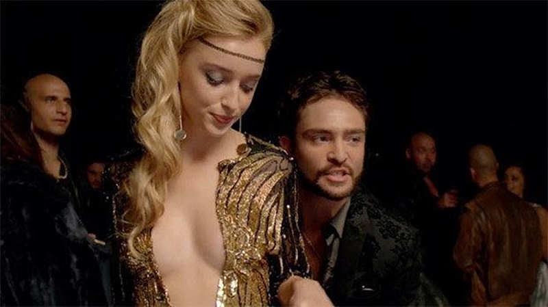 Đường cong nữ tính của bông hồng Anh quốc điêu đứng vì scandal web đen - 4