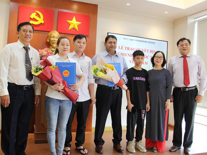 Niềm vui của 2 người vừa nhập quốc tịch Việt Nam - 1